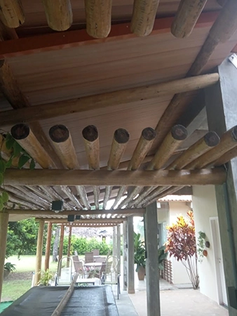 imagem de uma construção acabada, com as telhas instaladas, vistas de dentro