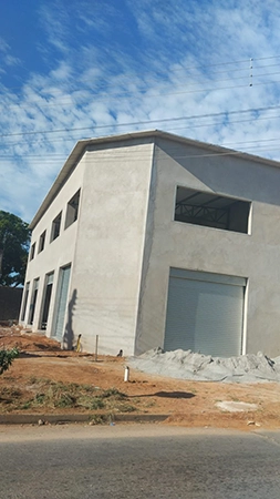 imagem de uma obra com as telhas instaladas, faltando apenas o acabamento