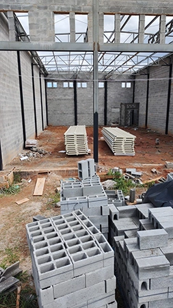 imagem de uma obra com as telhas preparadas, no chão, para instalação