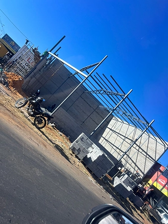 imagem de uma obra em fase intermediária, com as sustentações para as telhas sendo instaladas