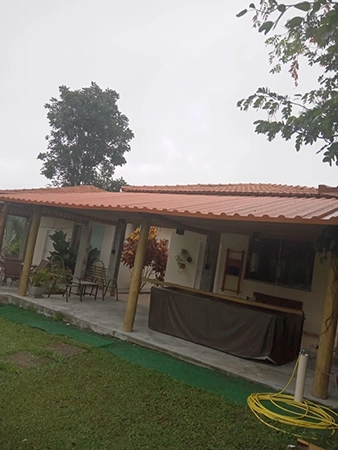 imagem de uma casa com um jardim, com telhas laranjas